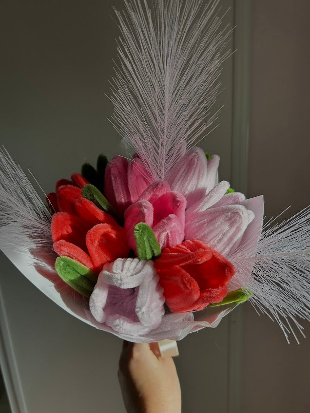 Bouquet Tulipes Fantaisie – Couleurs Vives & Plumes