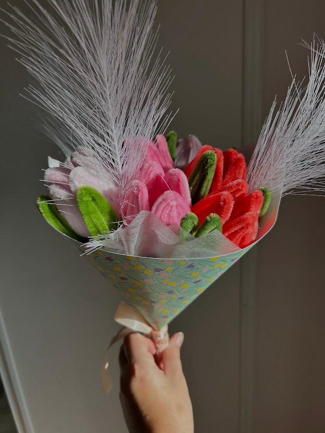 Bouquet Tulipes Fantaisie – Couleurs Vives & Plumes