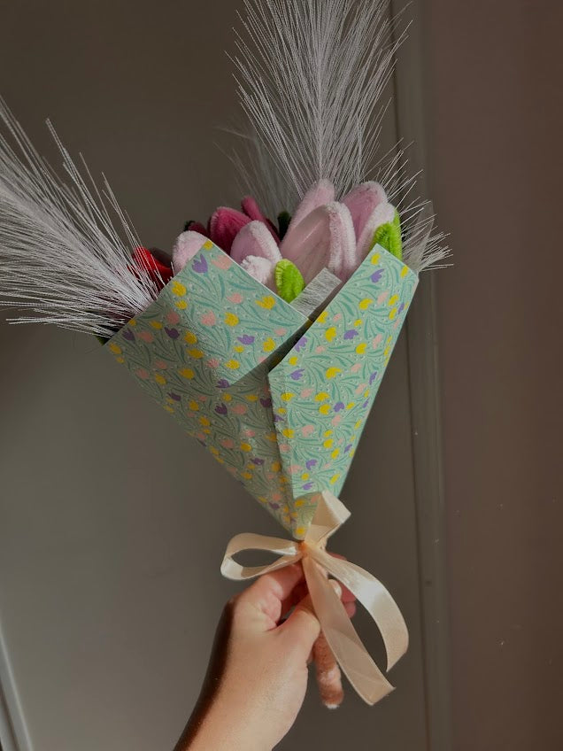 Bouquet Tulipes Fantaisie – Couleurs Vives & Plumes