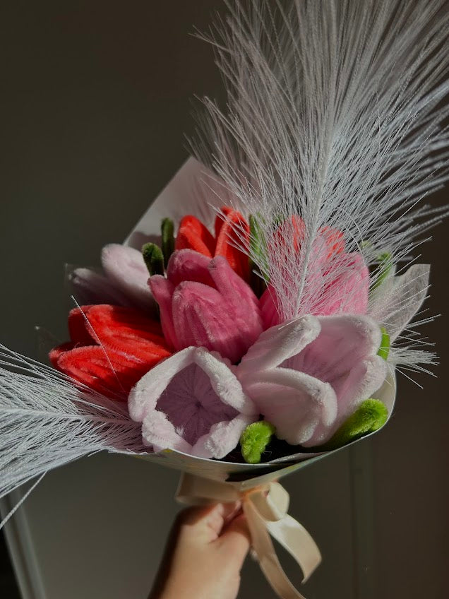 Bouquet Tulipes Fantaisie – Couleurs Vives & Plumes