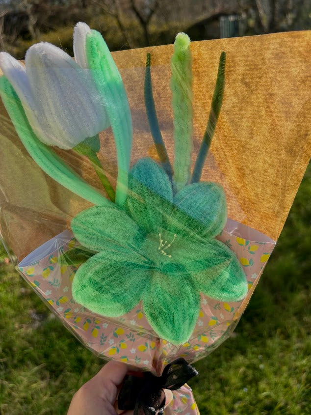 Éclat Vert – Lys, Tulipe & Lavande.