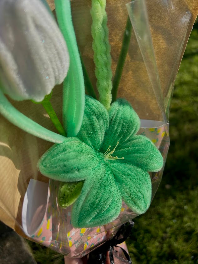 Éclat Vert – Lys, Tulipe & Lavande.