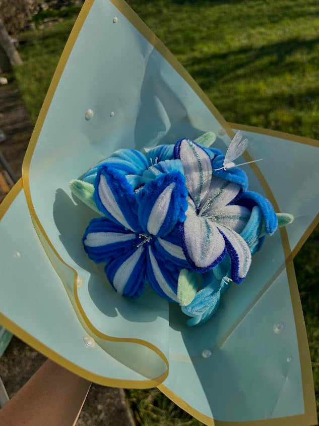 Bouquet de fleurs  bleues avec des paillettes et un emballage