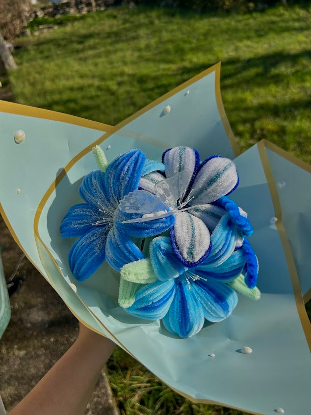 Bouquet de fleurs  bleues avec des paillettes et un emballage