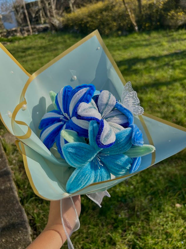 Bouquet de fleurs  bleues avec des paillettes et un emballage