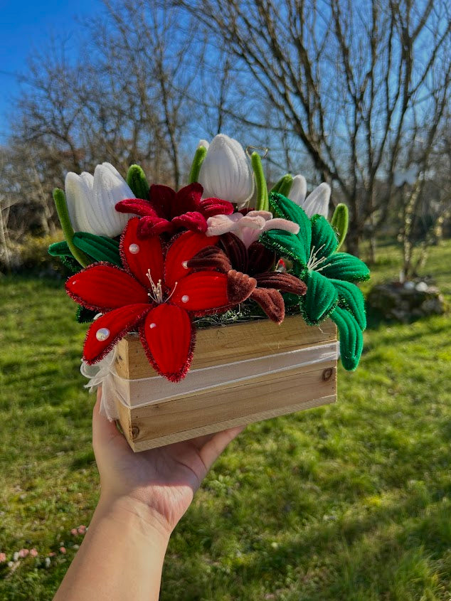 Boite décorative avec  fleurs rouges, vertes et blanches et leds à piles