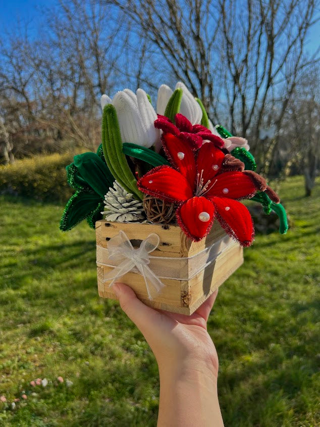 Boite décorative avec  fleurs rouges, vertes et blanches et leds à piles