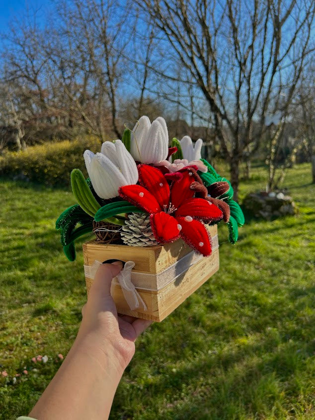 Boite décorative avec  fleurs rouges, vertes et blanches et leds à piles