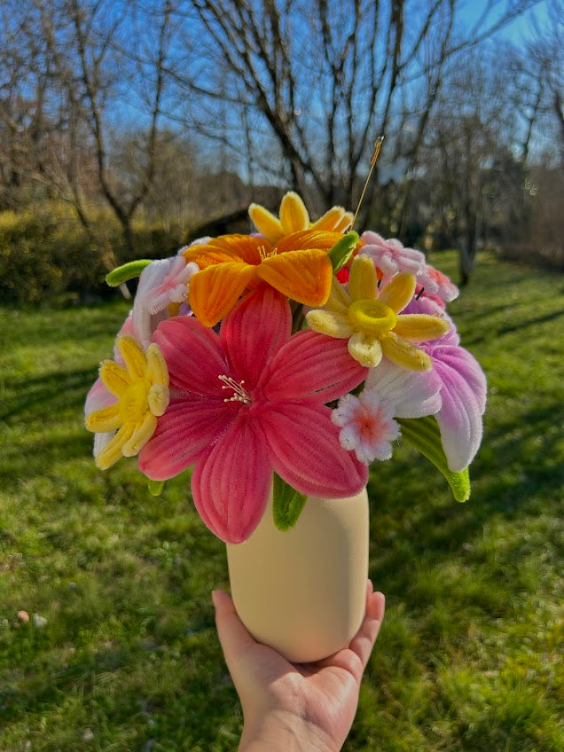 Bouquet Soleil & Couleurs – Lys, Tournesols & Pâquerettes