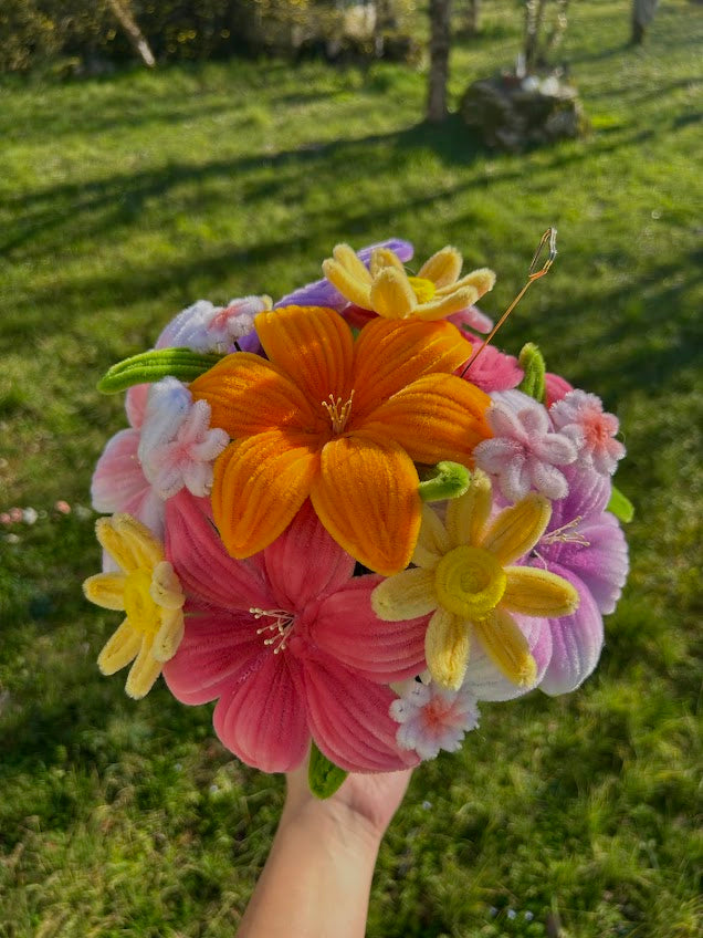 Bouquet Soleil & Couleurs – Lys, Tournesols & Pâquerettes