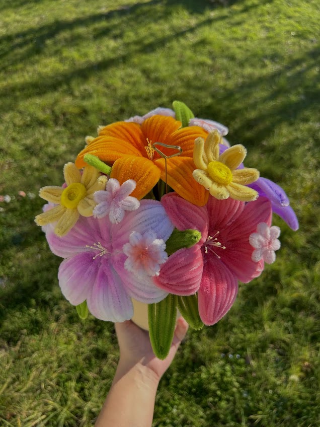 Bouquet Soleil & Couleurs – Lys, Tournesols & Pâquerettes