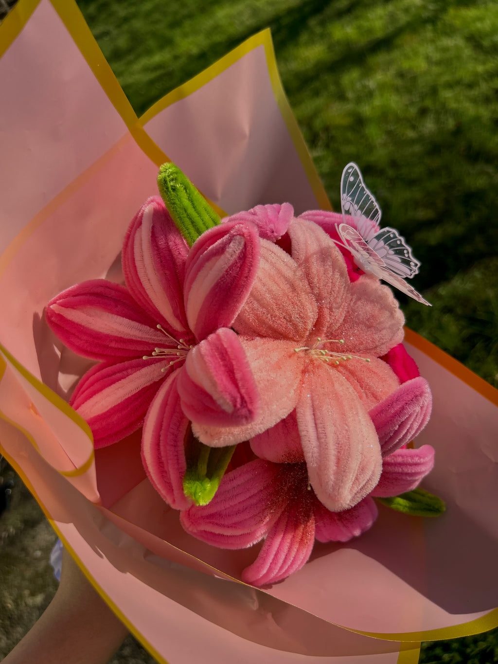 Bouquet de fleurs roses avec des paillettes et un emballage