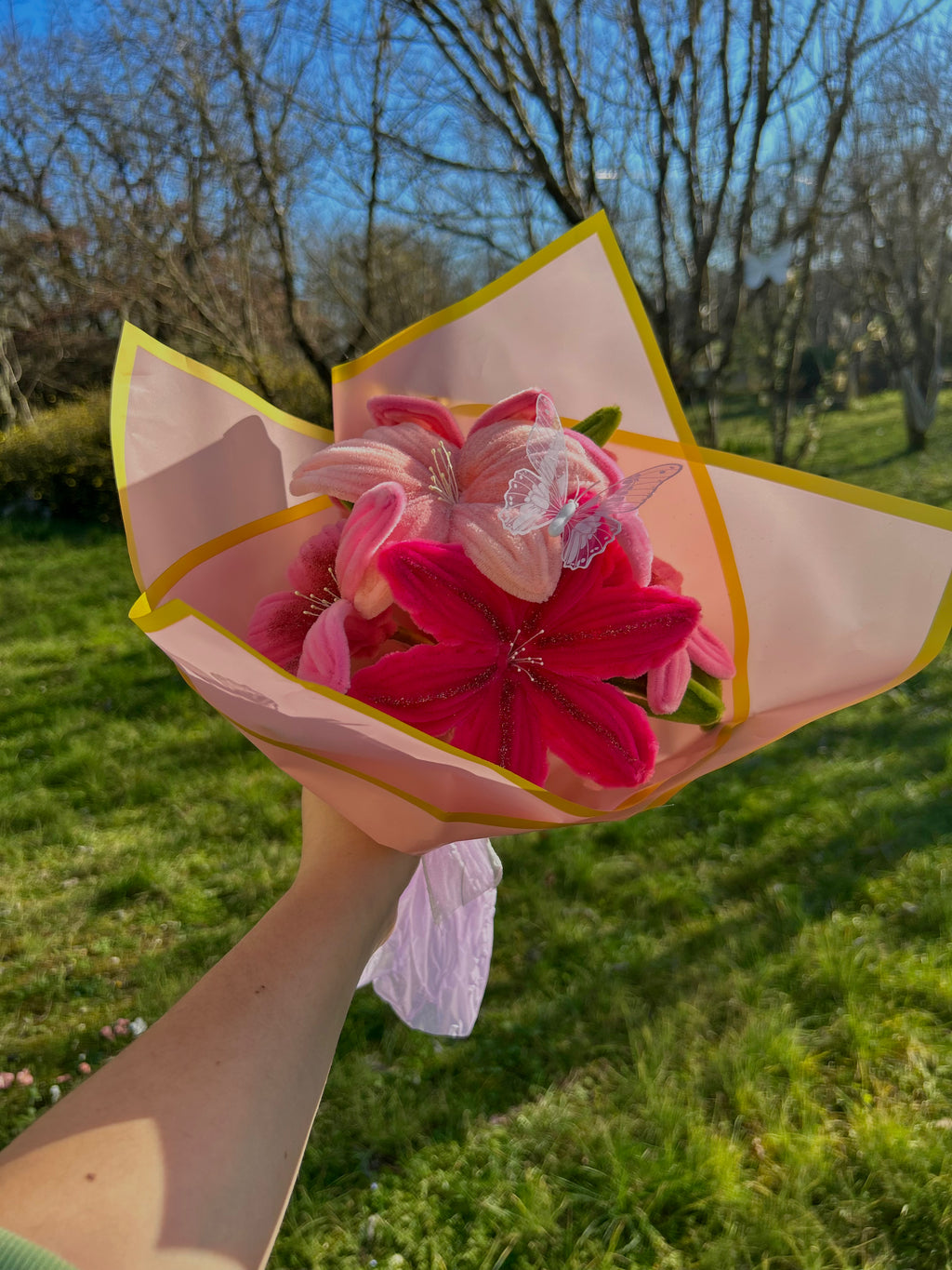 Bouquet de fleurs roses avec des paillettes et un emballage