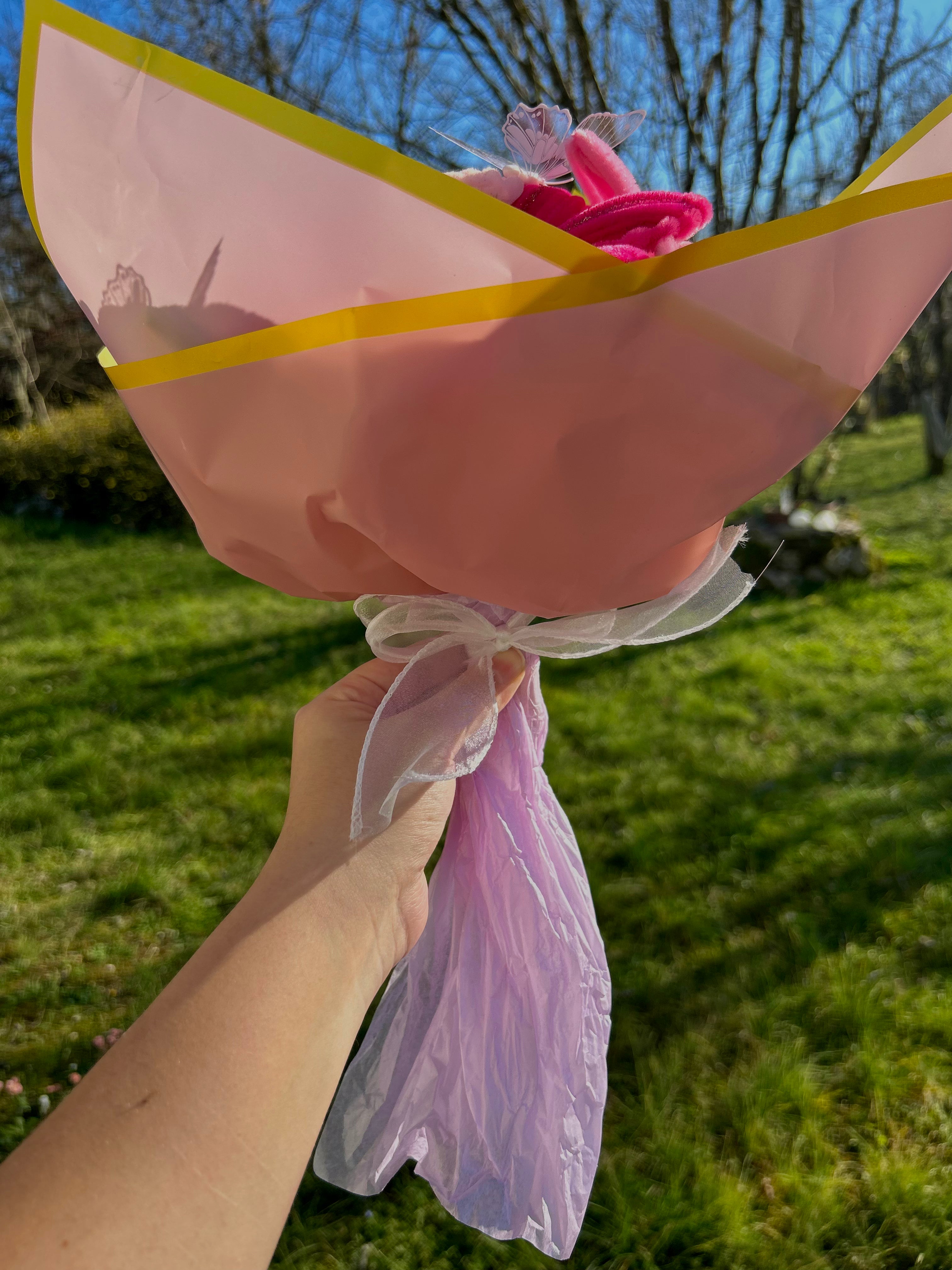 Bouquet de fleurs roses avec des paillettes et un emballage