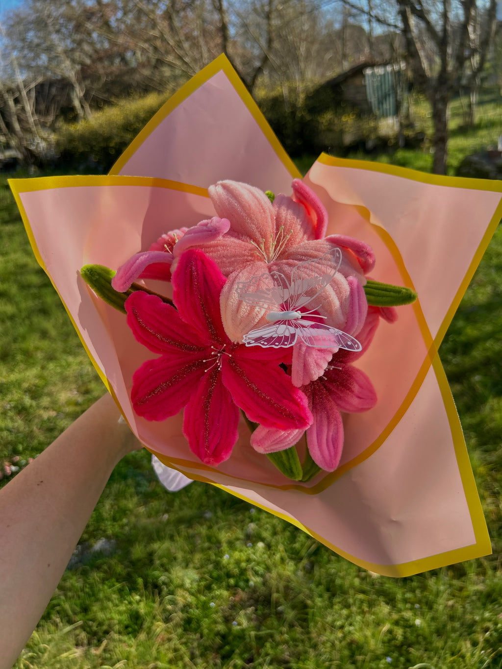 Bouquet de fleurs roses avec des paillettes et un emballage