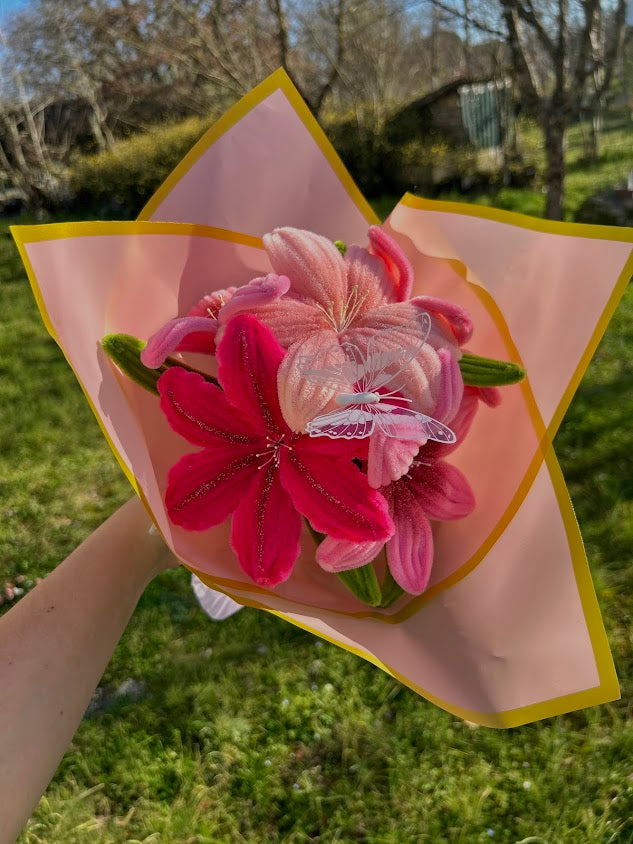 Bouquet de fleurs roses avec des paillettes et un emballage