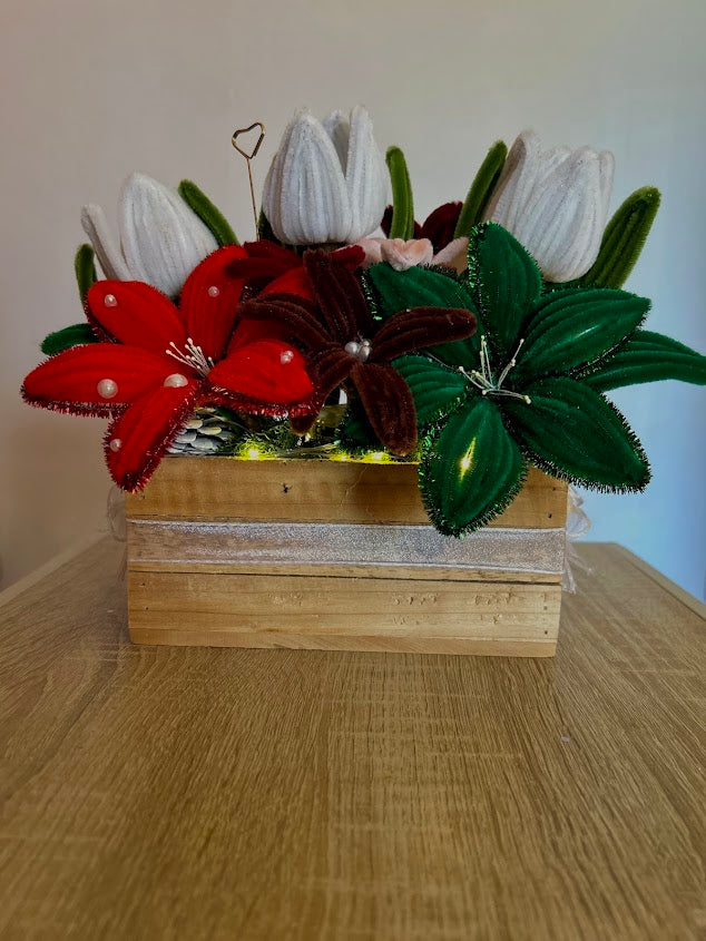 Boite décorative avec  fleurs rouges, vertes et blanches et leds à piles