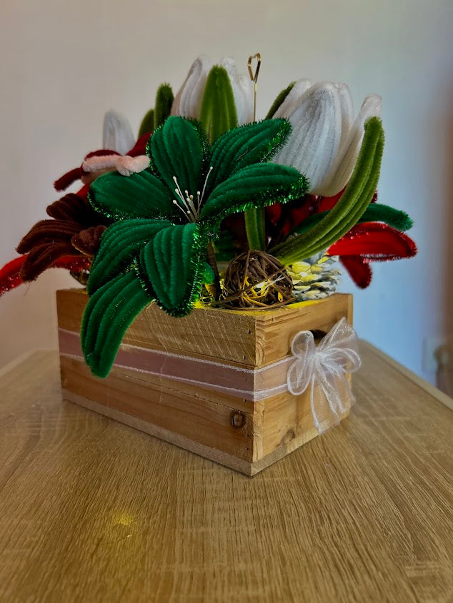 Boite décorative avec  fleurs rouges, vertes et blanches et leds à piles