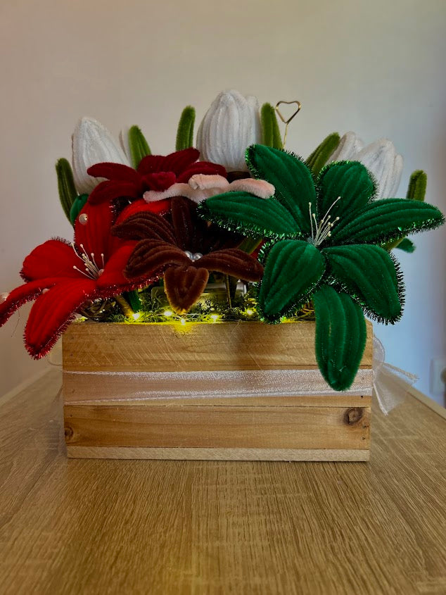 Boite décorative avec  fleurs rouges, vertes et blanches et leds à piles
